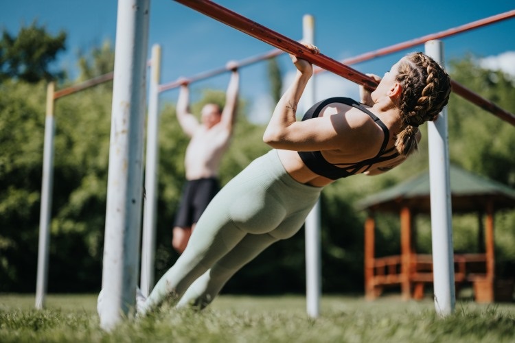 Woman doing pullups outside